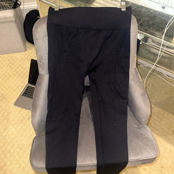 BLACK RIBBED SEAMLESS LEGGINGS - Picture 2 of 4